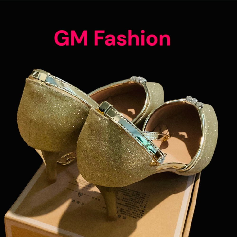 Hello  Ladies you deserve it 🌹
Gold Heels (8.5cm)
Size 9.5
price $35